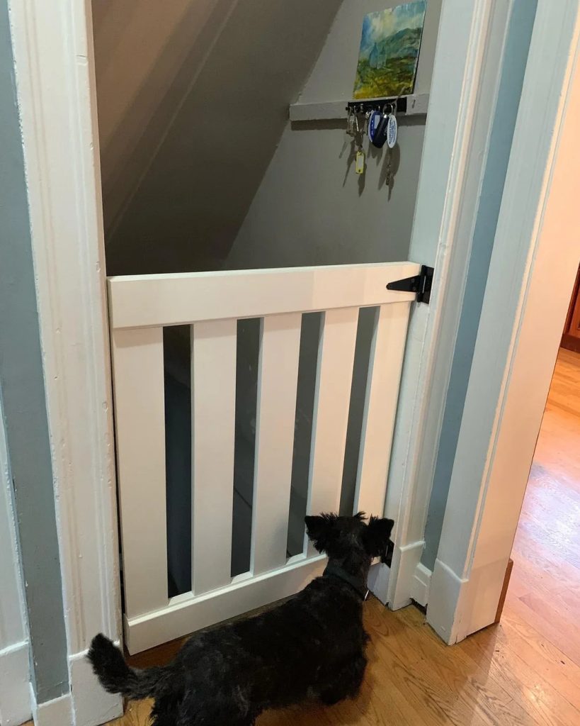 DIY classic wodden dog gate